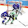 Ließ den Schwenninger Wild Wings um Johannes Huss (links) und Torwart Joacim Eriksson (hinten) keine Chance: Bietigheims ...