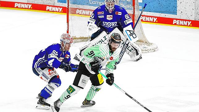 Ließ den Schwenninger Wild Wings um Johannes Huss (links) und Torwart Joacim Eriksson (hinten) keine Chance: Bietigheims ...