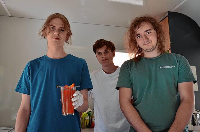 Liam Collier, Jakov Zauzolkov und Nick Blassmann schenken für den TVM Säfte aus.
