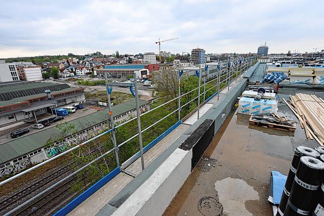 Der Seehas und die Schwarzwaldbahn fahren dicht am Gebäude D vorbei. eine Profilglasfassade soll den Lärm für die Bewohner reduzieren.