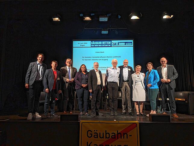 Diskutanten und prominente Gäste auf der Bühne des Kulturzentrums Gems in Singen: Andreas Jung (CDU, von links), Organisator Nikolas ...