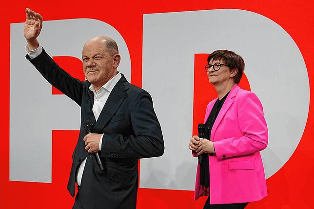 Er räumt die Niederlage ein: Olaf Scholz (SPD), Bundeskanzler und Kanzlerkandidat, winkt neben Saskia Esken (SPD), Vorsitzende der SPD, ...