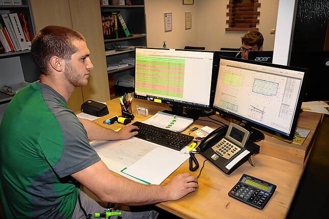 Als Meister ist Florian Gmeiner nicht nur auf den Baustellen unterwegs. Noch mehr als zuvor zählt jetzt auch die Arbeit im Büro zu ...
