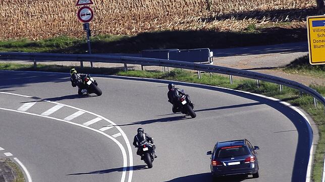 Der Randenaufstieg der B 314 ist bei Motorradfahrern wegen der kurvenreichen Bergstrecke sehr beliebt. Einige Motorradfahrer rasen dort ...