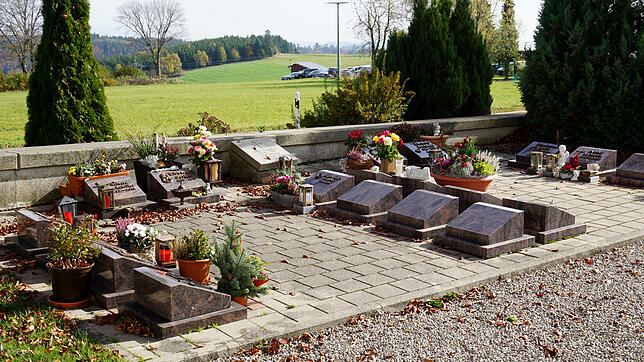 Bestattungen auf den Friedhöfen von Ühlingen-Birkendorf werden ab Januar teurer. Im Bild ist das Urnengräberfeld auf dem Friedhof in ...