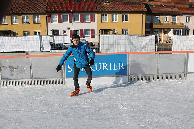 Bild 19: Werkrealschüler genießen die Blumberger Eisbahn