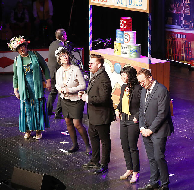 Die lieben Kommunalpolitiker: Martina Wiemer (Cordula Hauger), Claudia Weishaar (Claudia Kuttruff), Niko Reith (Julian Willmann), ...