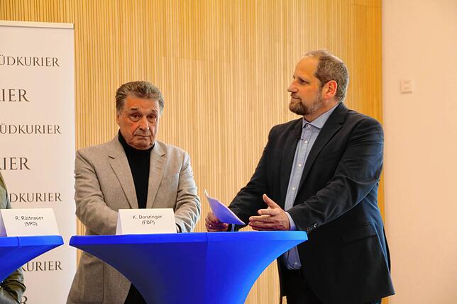 Klaus Denzinger (FDP) mit Moderator Justus Obermeyer.