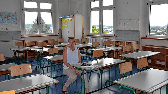 Jacqueline Leyers vom städtischen Bauamt in einem der fertig sanierten Klassenräume der Jakob-Gretser-Grundschule. Ab Montag werden hier ...