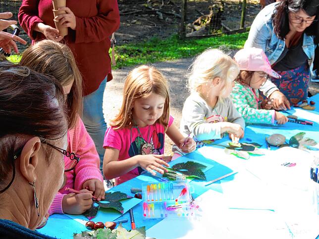 An den Spielstationen können die Kinder auch kreativ mit den Materialien aus dem Wald arbeiten.