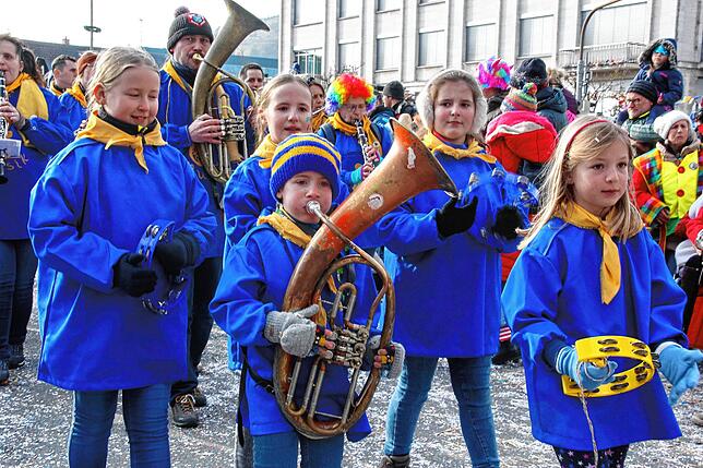 Bild 8: Sonne für die Narren: Großer Fasnet-Umzug begeistert in Singen!