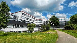 Welche Fehler wurden vor 2023 in der Geschäftsführung der Gesundheitscampus GmbH gemacht? Mit dieser Frage beschäftigt sich nun das ...
