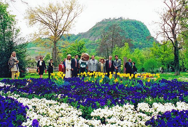 In den alten Stadtgarten führte anlässlich der Eröffnung der Laga 2000 auch ein Rundgang mit prominentem Besuch. Im Bild (vorn von ...