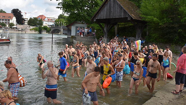 Nur etwas für geübte Schwimmer: 95 Teilnehmer wurden von Sicherheitskräften auf der 1,4 Kilometer langen Strecke beim Schwimmen im Rhein ...