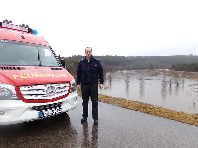 Kreisbrandmeister Florian Vetter macht sich vor Ort ein Bild über die Hochwasserlage.