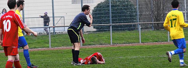 Harter Schlag: Schiedsrichter Mario Janutsch unterbricht die Partie zwischen dem SV Herten und dem FC Wallbach, nachdem er versehentlich ...