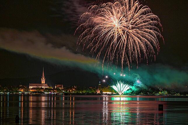 Das Hausherren-Feuerwerk vom Iznanger Seeufer aus betrachtet.