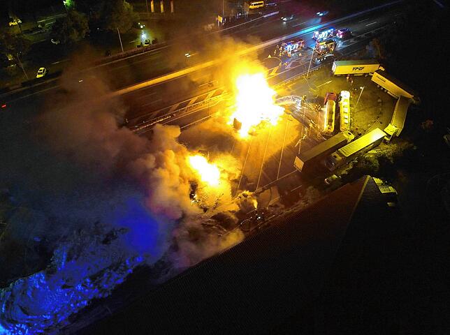 Das Drohnenbild zeigt das ganze Ausmaß des Feuers.