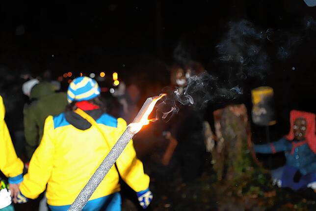Bild 26: Schneeschreck und Riedhexen tanzen am Feuer &ndash; Alle Bilder vom Fasnachtsauftakt in Wollmatingen