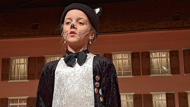 Kater Hiddigeigei: Die zehnjährige Paula Weiß besingt das Ehrenamt mit viel Miau.