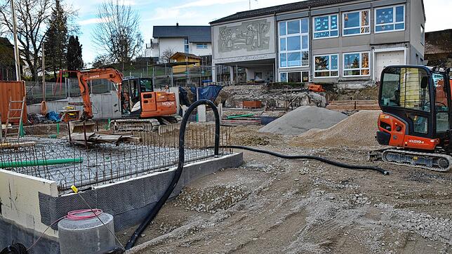 Bald sind alle Erdarbeiten, Kellerdecke und Fundamente fertig. Dann geht es mit der Tudoburghalle in die Höhe. Doch weil die Kosten ...