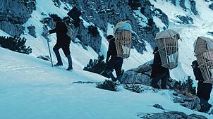 In ihren Körben schleppten die Säntis-Träger schwere Lasten auf den Berg.