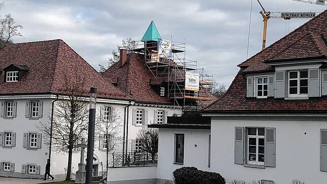 Zwei Wehrer Handwerksbetriebe sind derzeit mit dem Bau des Glockenturms für das Herrenhaus und heutige Brennet-Museum beschäftigt. Damit ...