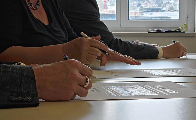 Die Siegerurkunden sind unterschrieben: Bei der Jurysitzung im Stuttgarter Kultusministerium kürten Stefan Lutz (SÜDKURIER), ...