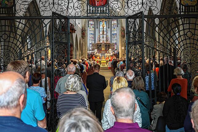 Viele Menschen kommen ins Münster, um dem Hochamt zu lauschen.