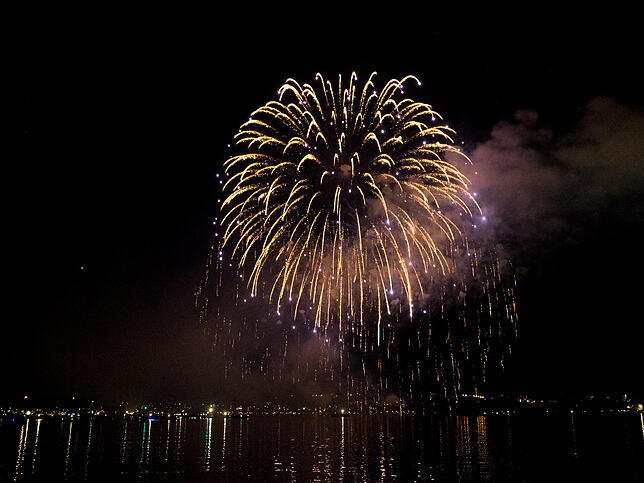 Bild 8: Das Seenachtfest-Feuerwerk vom Logenplatz am Yachthafen: Der Kreuzlinger Teil in Bildern