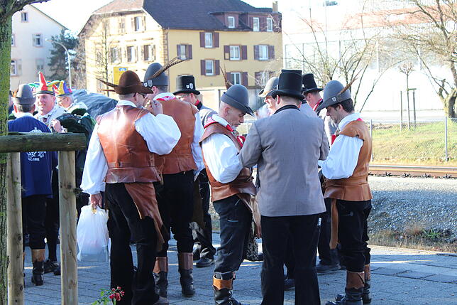 Als letzte Vorbereitung musste ein blaues Bändel befestigt werden. Manch ein Narr entschied sich dafür, es nicht am Handgelenk, sondern ...