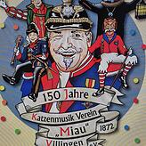 Die ganze Fröhlichkeit des Katzenmusikvereins in einem Villinger Festabzeichen.