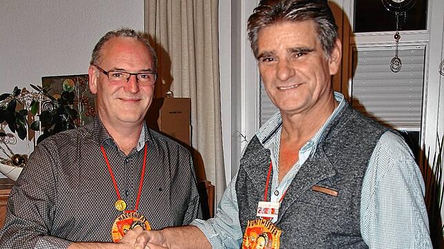 Zunftmeister Matthias Reichmann (rechts) dankt Simon Rütschle (links), der kürzer treten will, für sein jahrelanges großes Engagement ...