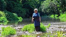 Karin Pietzek fühlt sich mit der Natur besonders verbunden. Ein von Alters her mythischer Ort ist die Donau, in deren Flussbett sie ...