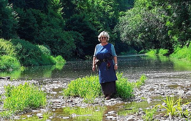 Karin Pietzek fühlt sich mit der Natur besonders verbunden. Ein von Alters her mythischer Ort ist die Donau, in deren Flussbett sie ...