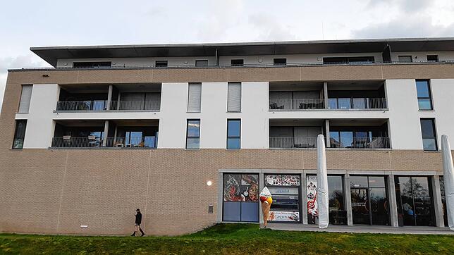 Zweit- oder Ferienwohnungen? Heruntergelassene Rollläden in der Neuen Mitte in Salem.