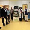 Bei der Übergabe des Geräts (von links): Willi Zöller, Wolfgang Kammerlander und Karin Bacher von der Bürgerstiftung, ...