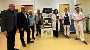 Bei der Übergabe des Geräts (von links): Willi Zöller, Wolfgang Kammerlander und Karin Bacher von der Bürgerstiftung, ...