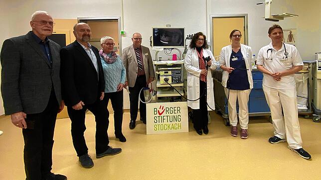 Bei der Übergabe des Geräts (von links): Willi Zöller, Wolfgang Kammerlander und Karin Bacher von der Bürgerstiftung, ...
