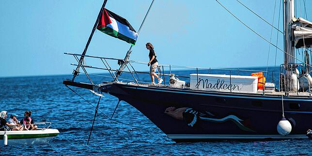 Aktivisten der Freedom Flotilla Coalition gehen an Bord des Bootes Madleen, bevor sie vom sizilianischen Hafen Catania in Richtung Gaza ...