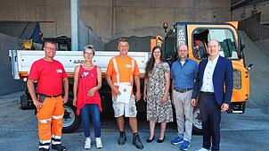 Von links Bauhofleiter Michael Liedtke, Bauamtsleiterin Petra Schmidtmann, Jubilar Daniel Schulz, Personalratsvorsitzende Maria Bucher, ...