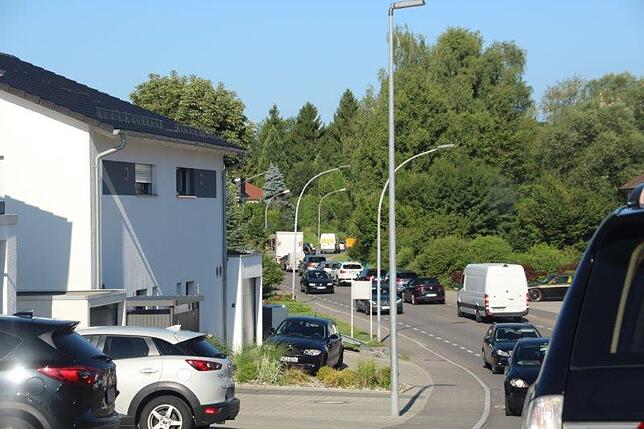 Auf der Umleitungsstrecke sind gute Nerven gefragt – und werden es die nächsten Tage weiter sein. Auch in Kluftern bildeten sich lange ...