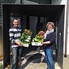 Blumen für die Pflegekräfte der Sozialstation Radolfzell-Höri: Rainer Glöggl übergibt die Primele an Sabine Wegmann.