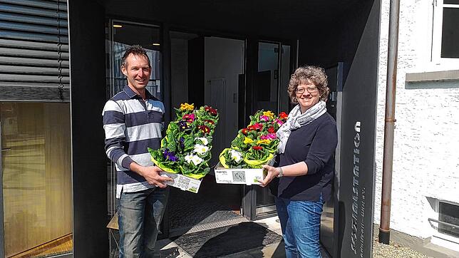 Blumen für die Pflegekräfte der Sozialstation Radolfzell-Höri: Rainer Glöggl übergibt die Primele an Sabine Wegmann.