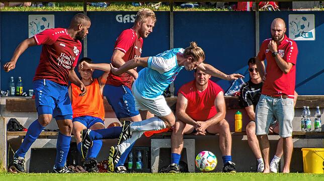Kampf um den Ball: Der Erzinger Jan Bieser (rechts) setzt sich gegen Lucien Ulce (links) und Florian Maier von der SG ...