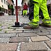 Ein Mitarbeiter einer Baufirma füllt in der Lindenstraße ein Asphaltgemisch ein. Hier waren zuvor lockere Pflastersteine.