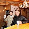 Ein Hoch auf die Adventszeit! In ihrer Glühweinhütte vor dem Weihnachts-Besen der Spitalkellerei in der Brückengasse verkaufen Sebastian ...