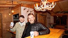 Ein Hoch auf die Adventszeit! In ihrer Glühweinhütte vor dem Weihnachts-Besen der Spitalkellerei in der Brückengasse verkaufen Sebastian ...