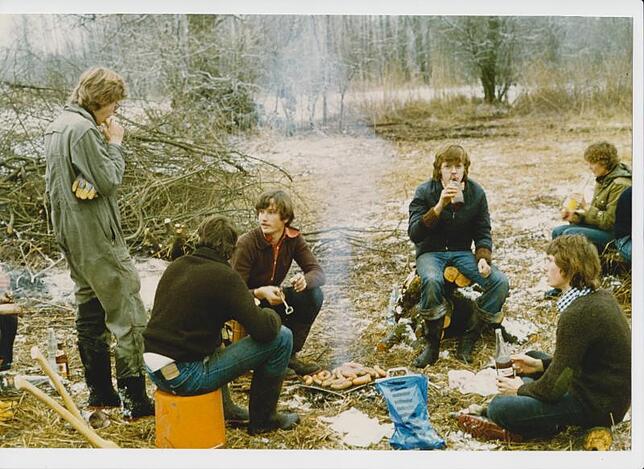 Jürgen Resch (vor dem Grill hockend) organisierte mit Freunden vom NABU Ende der 1970er Jahre erste Pflegeeinsätze im Eriskircher Ried.