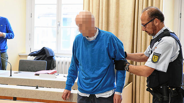 Der Angeklagte beim Auftakt des Prozesses am Landgericht Ravensburg. Die Schwurgerichtskammer verurteilte ihn am Montag zu zwölfeinhalb ...